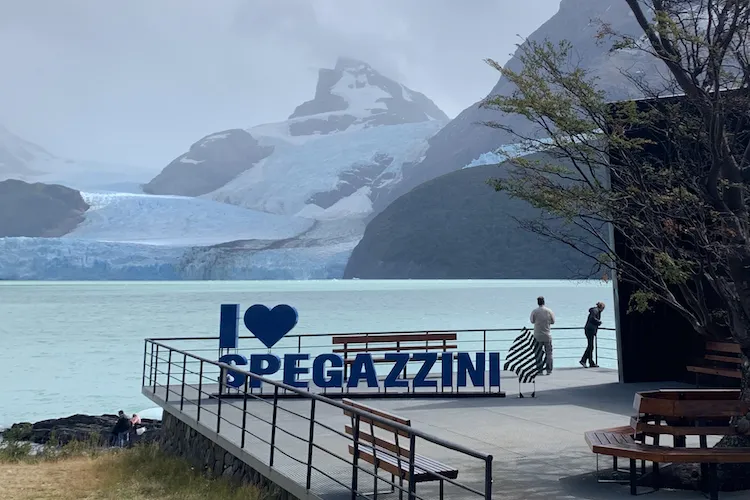 Vista del Glaciar Perito Moreno desde las pasarelas con el bosque andino en tonalidades de otoño, Parque Nacional.