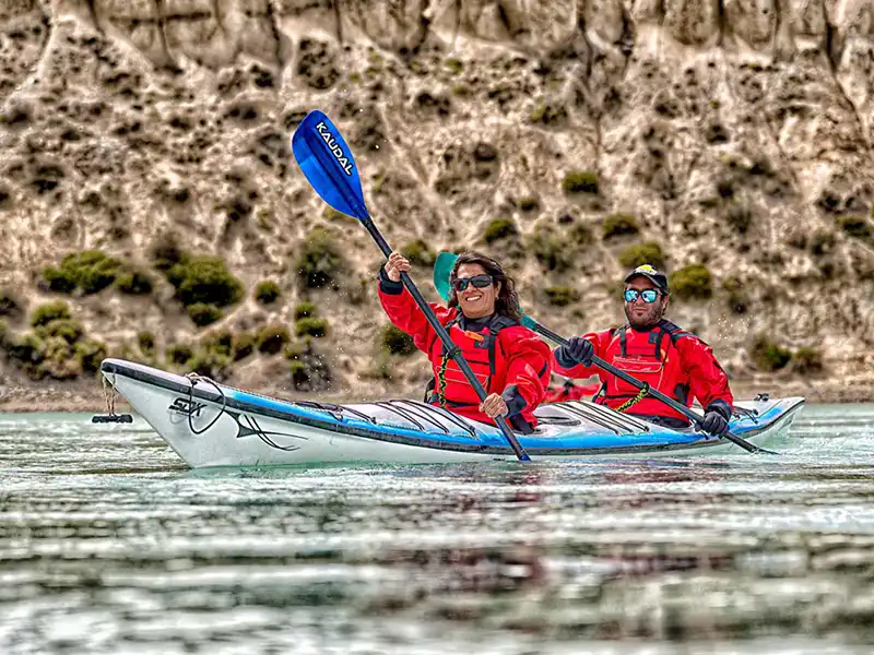 Dos personas remando en kayak por el Río Santa Cruz, experiencia de navegación cercana en la travesía Darwin Experience.