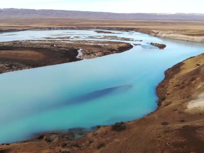 Vista panorámica del Río Santa Cruz desde los acantilados, paisaje de la estepa patagónica en el tour Darwin Experience.