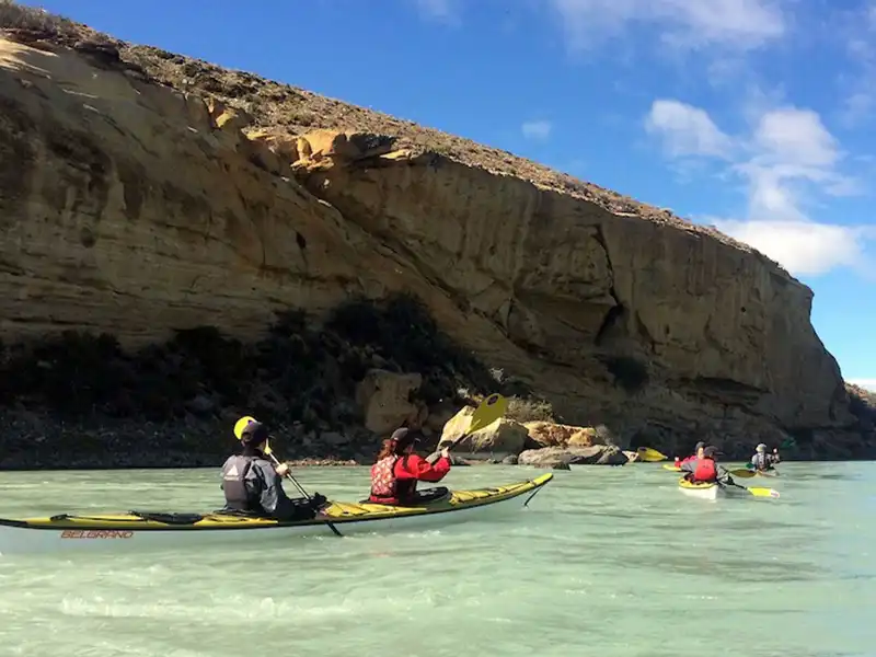 Navegación en kayak por el Río Santa Cruz, travesía de remo siguiendo la ruta histórica de Darwin en la Patagonia.