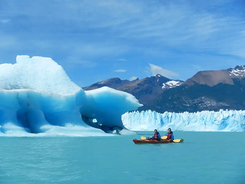 Travesía en kayak frente a la pared del Glaciar Perito Moreno, remada de aventura con equipo técnico en el Canal de los Témpanos.