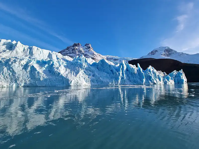 Glaciar colgante en las laderas del Cerro Mayo, formación de hielo milenario sobre paredes de roca en el Seno Mayo.