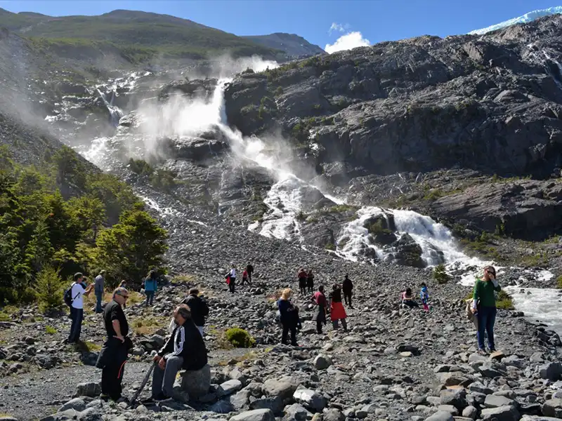 Cascada de deshielo entre paredes de roca en el Seno Mayo, paisaje de vertientes naturales durante el tour Mayo Trek.