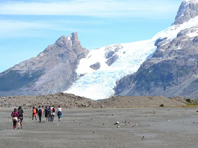 Vista del Glaciar Negro en el Seno Mayo, formación glaciaria de escombros y morenas laterales en el tour Mayo Trek.