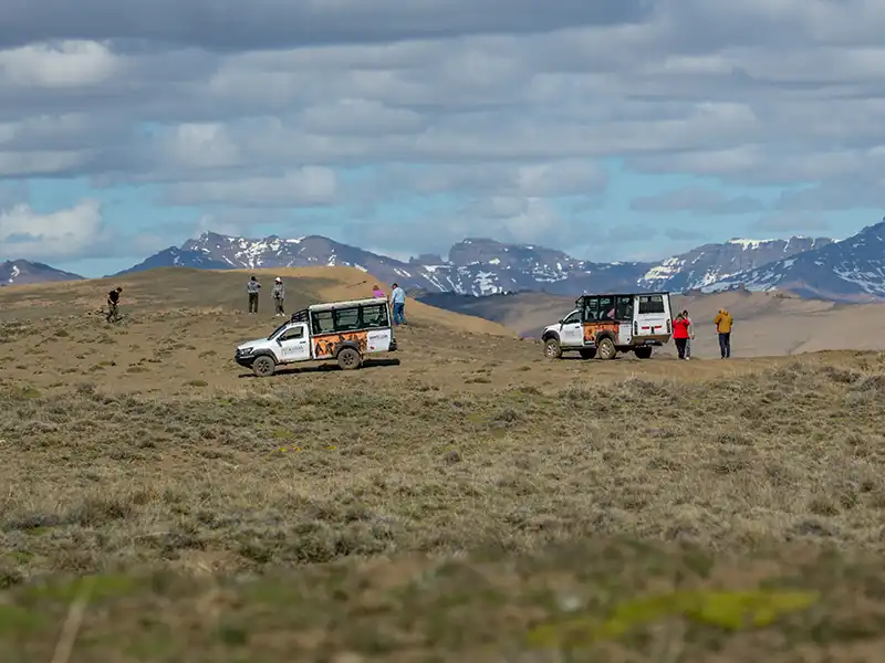 Pasajeros del Safari Experience observando el paisaje desde el mirador del Cerro Comisión, expedición en camionetas 4x4.