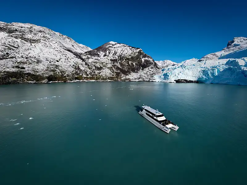 Frente del Glaciar Spegazzini visto desde catamarán de navegación, paredes de hielo de gran altura en el Canal de los Témpanos.