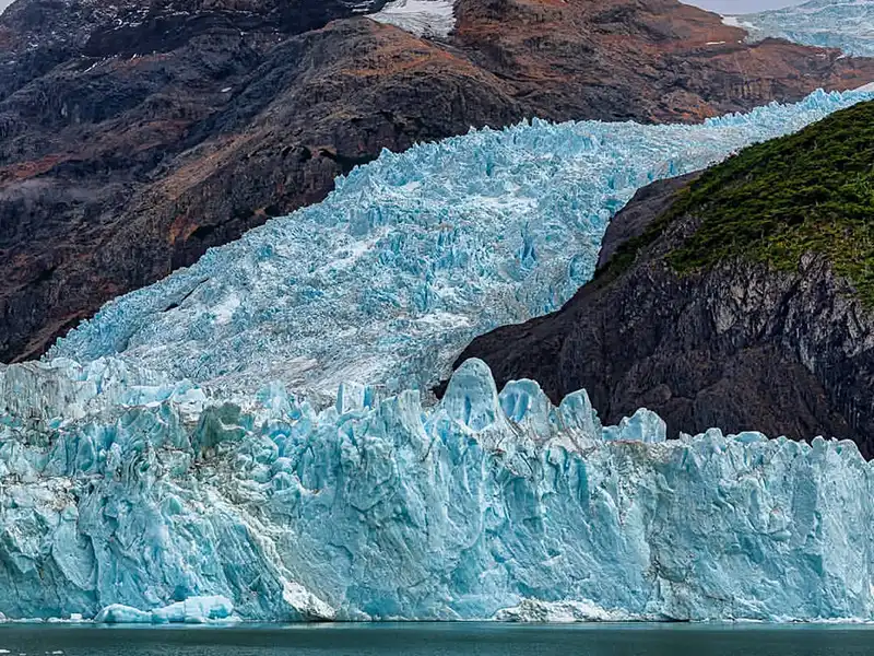 Pasarelas de madera en Base Spegazzini atravesando el bosque andino patagónico con vistas al glaciar, recorrido de trekking suave.
